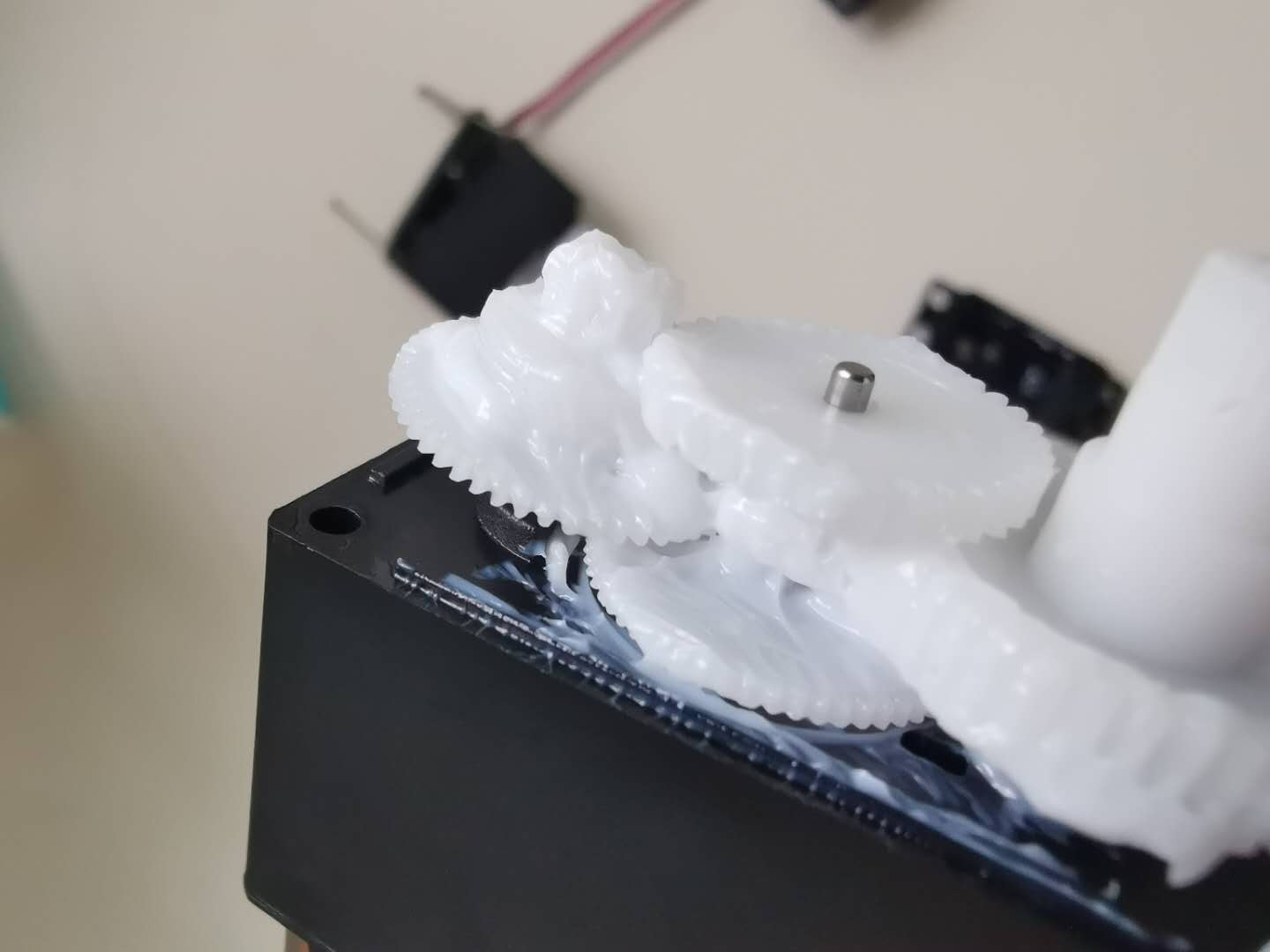 選擇塑膠齒輪潤(rùn)滑脂應(yīng)考慮哪些因素呢？